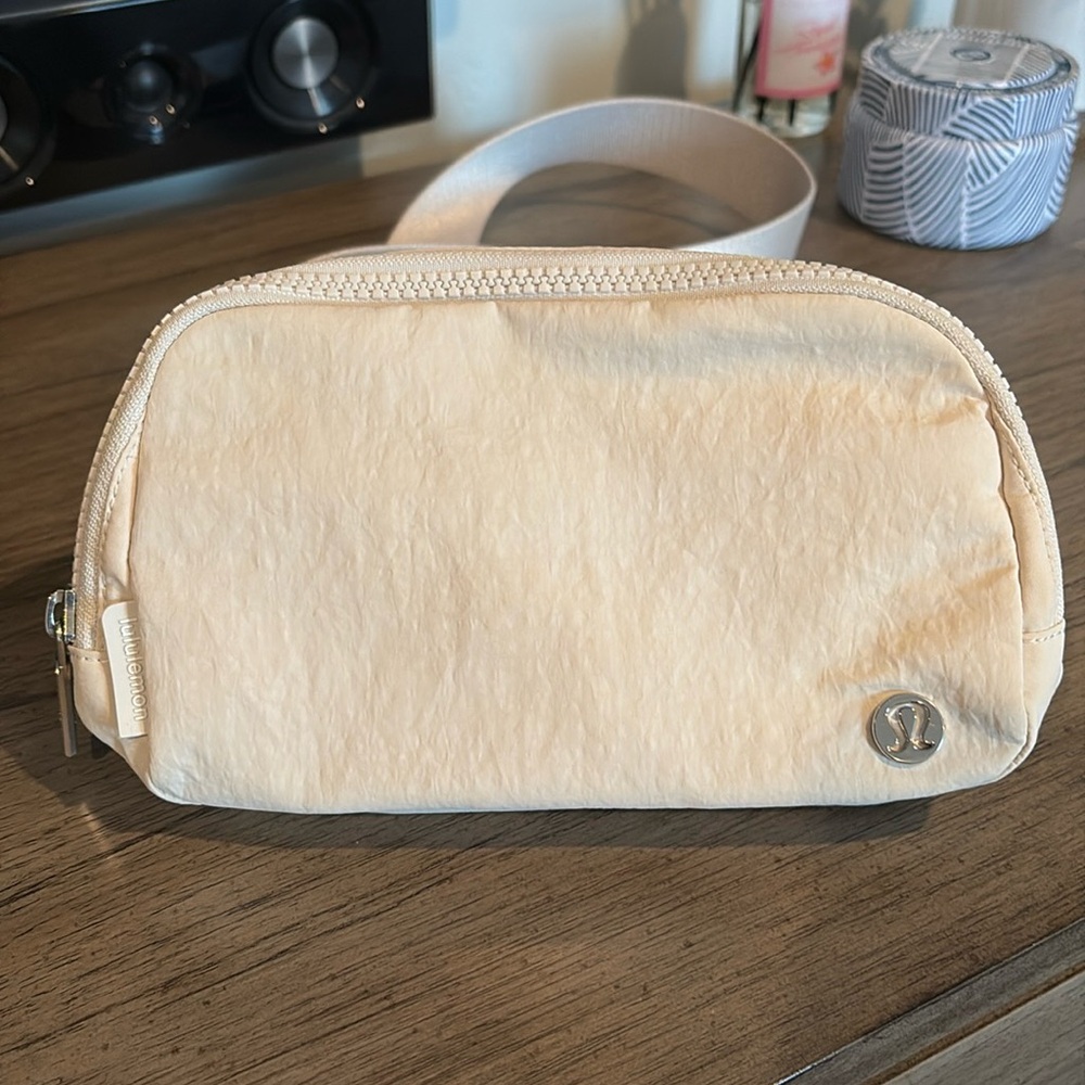 Lululemon Everywhere belt bag 1L in pearl